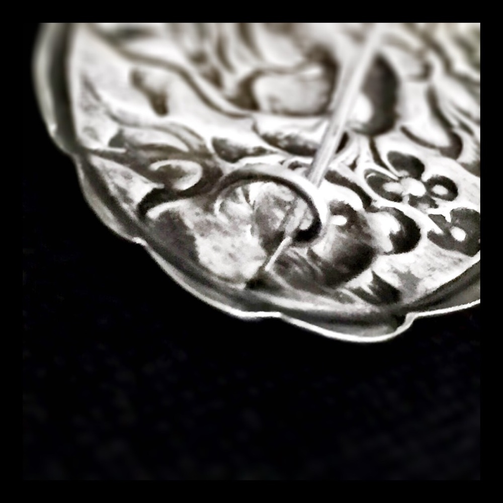 Antique silver repousse brooch - Picture 5 of 7